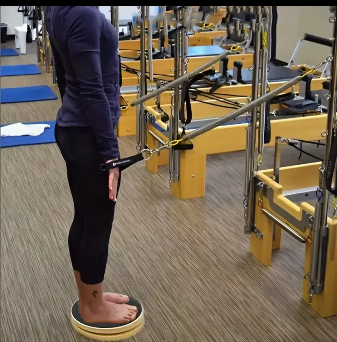 1 wooden waist twisting disc/circular balance board, anti-slip base, strengthens core, suitable for full-body shaping, indoor gym and outdoor sports equipment.